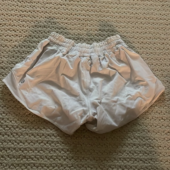 Lululemon White 2.5 Inch Hotty Hot - Picture 2 of 4